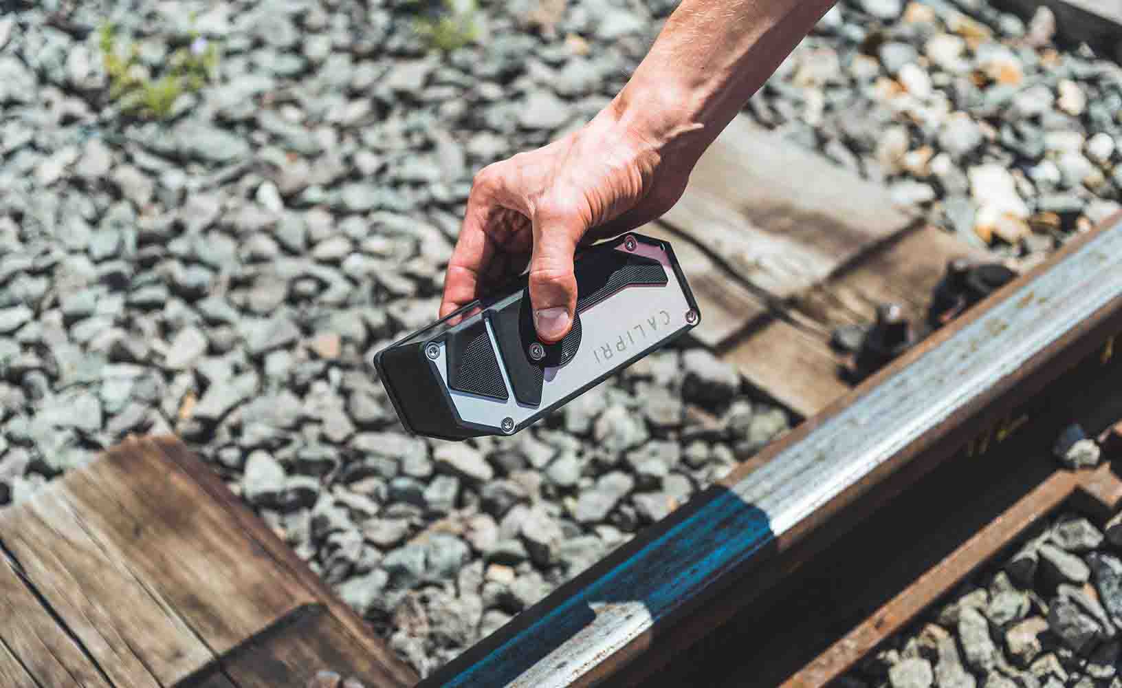 鉄道および輸送ネットワーク検査の作業中のCALIPRIハンドヘルドセンサーのクローズアップビュー