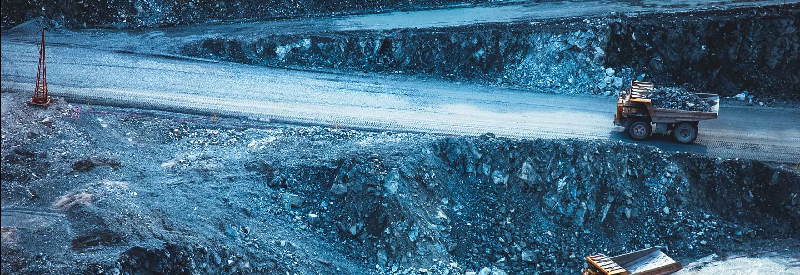 Bergbaufahrzeuge bei der Arbeit im Tagebau