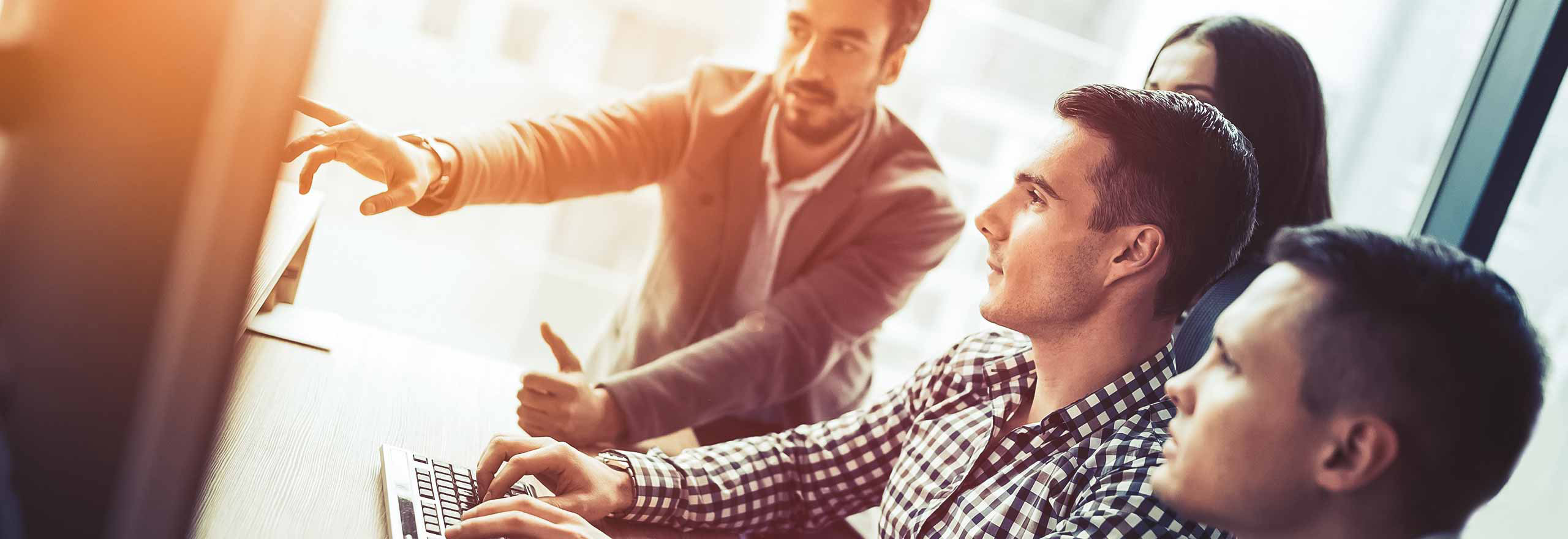Équipe d 'exploitants de batients en train de travailler sur ordinateur