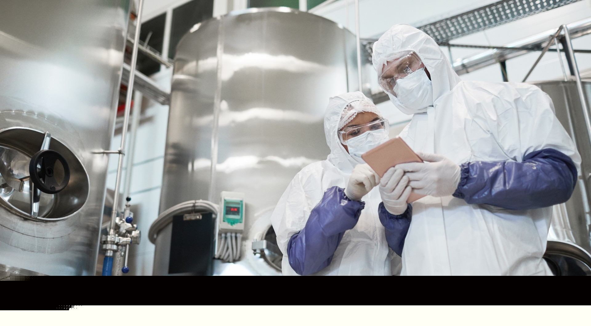 chemical-workers-on-tablet