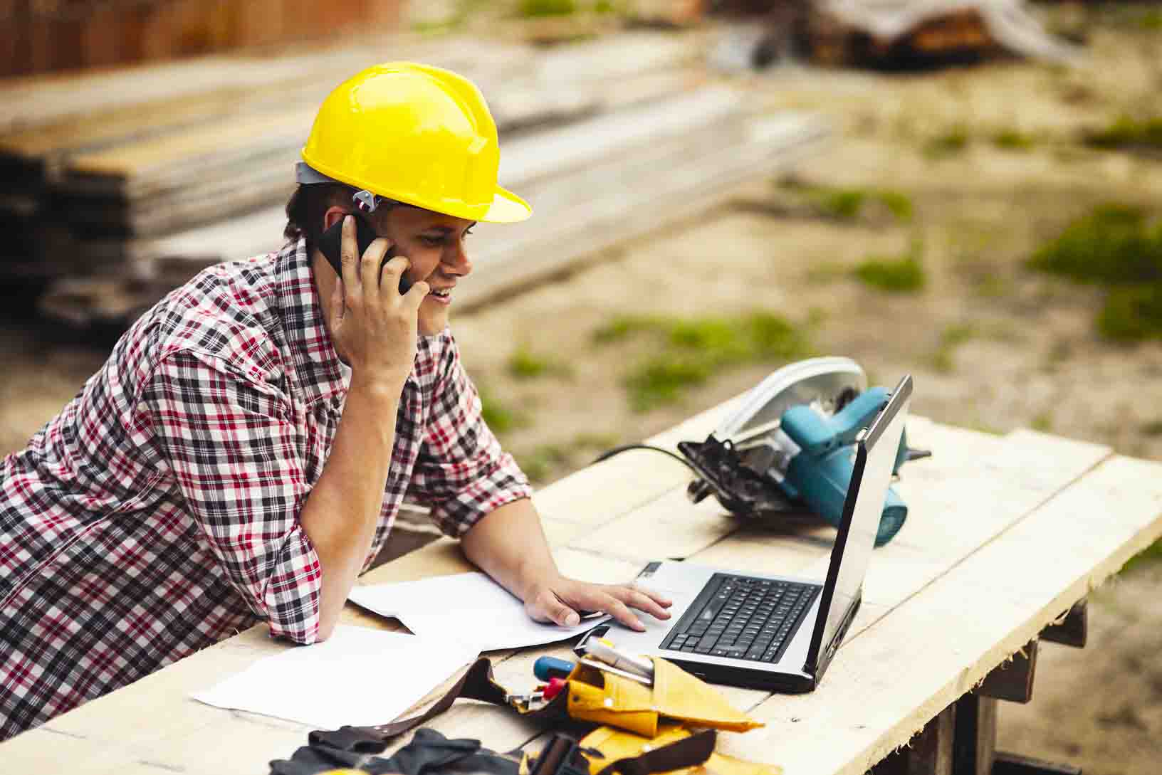 建筑工人在工作现场使用他的移动设备跟踪施工工具和设备，他们的位置，使用情况等通过工具跟踪解决方案。